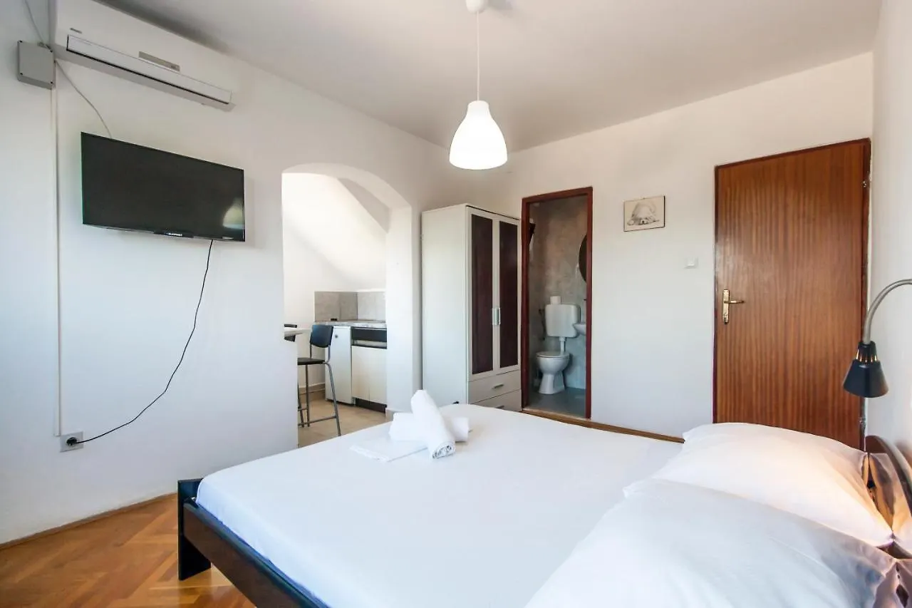 Apartments & Rooms Strcic Krk كرك 3*,