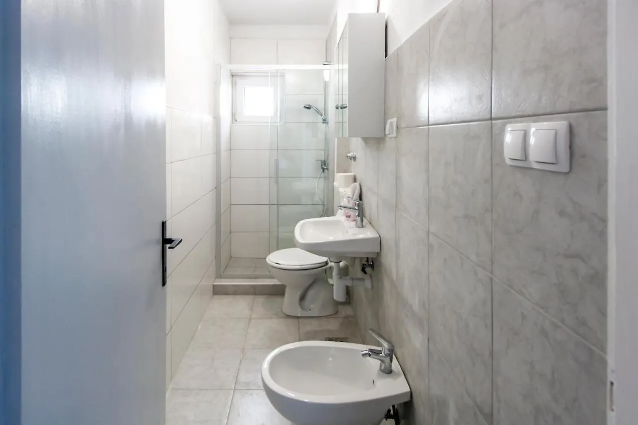 Apartments & Rooms Strcic Krk كرك 3*,