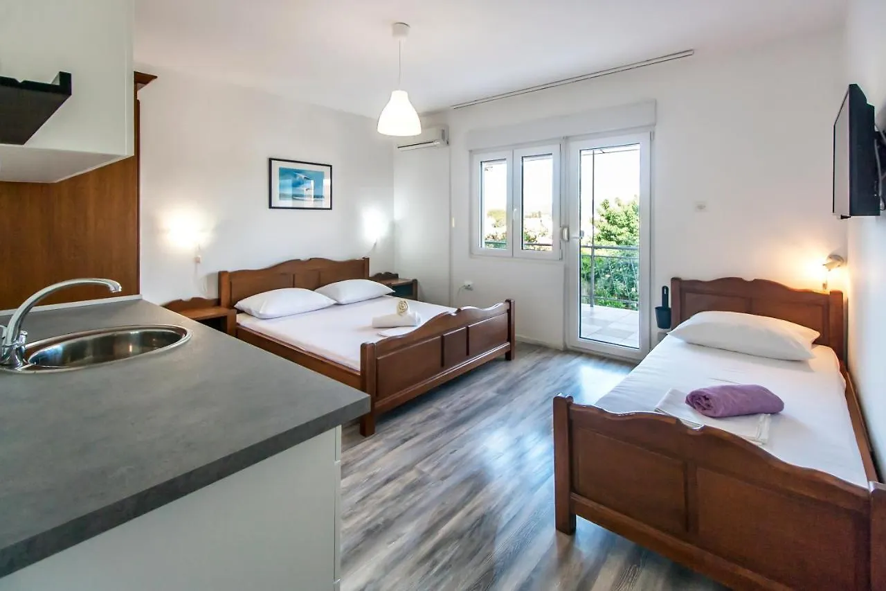 Apartments & Rooms Strcic Krk كرك 3*,