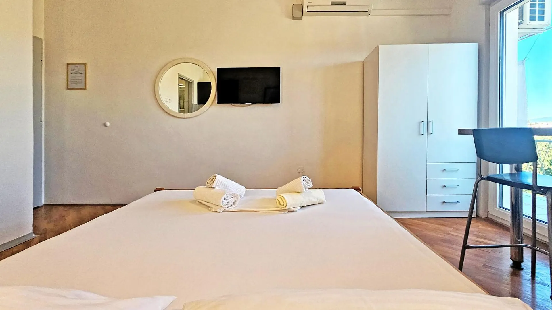 Apartments & Rooms Strcic Krk كرك بيت ضيافة
